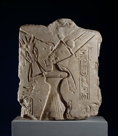 Fragmento de relieve de columna que representa a la Reina Nefertiti, Nuevo Reino (caliza) de Egyptian 18th Dynasty